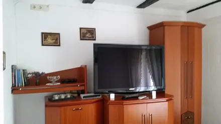 Wohnzimmer mit Couch 