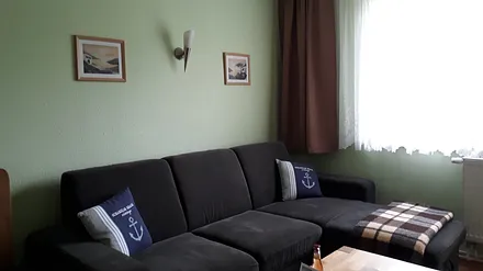 Wohnzimmer mit Ausziehcouch