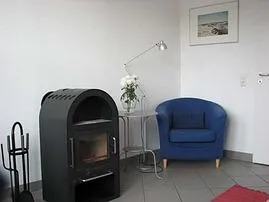 Kuschel-Kamin: Gemütlich in der kalten Jahreszeit - Kaminofen im Wohnzimmer (D402).