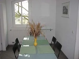 Tafelrunde: separater Essplatz als Mittelpunkt (D402) I Unser Haus besitzt eine Sauna, die individuell gebucht werden kann.