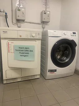 Waschmaschine und Trockner (gg. Gebühr) im Keller. Wäscheständer, Brügelbrett & Bügeleisen ist natürlich in der Whg. vorhanden!