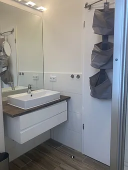 Badezimmer mit Fön, Kosmetikspiegel und viel Stauraum für Ihre Utensilien! 