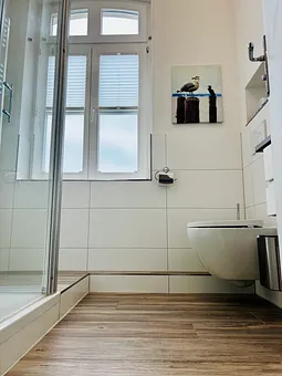 Neues helles Badezimmer