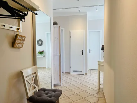 Eingangsbereich mit geräumiger Garderobe und viel Platz für Schuhe!