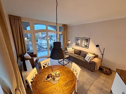 Gemütlicher Wohnbereich! Der Esstisch ist mit einer zusätzlichen Platte erweiterbar