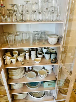 An Geschirr und Gläsern fehlt es definitv nicht! Zum reinigen hilft im Urlaub natürlich die Geschirrspülmaschine! 