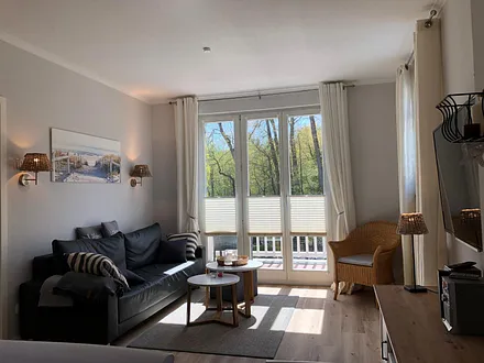 Wohnbereich zur Sonnenseite mit Blick in den Stadtwald