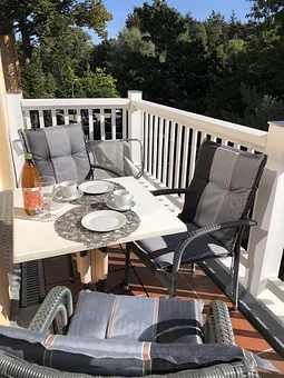 Auf dem Balkon die Sonne genießen