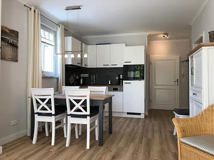 Eßtisch für gemütliche Runden mit allen Möglichkeiten für das leibliche Wohlbefinden.