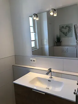 Im Bad mit Dusche befindet sich Platz für Ihre persönlichen Utensilien.