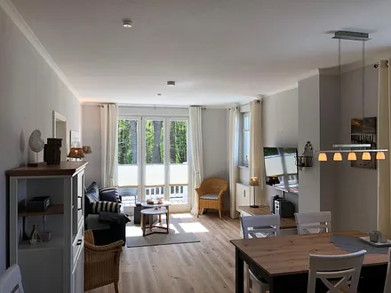 Wohnraum mit Blick zum Süd-Balkon