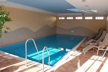 Schwimmbad, das jederzeit kostenfrei zu nutzen ist.