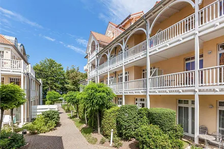 Das Dünenschloss zeichnet sich durch eine sehr gepflegte Gartenanlage aus.