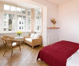 Das Appartement  D 101 Typ 301 verfügt über zwei Zimmer und  eine separate Küche mit Essplatz. Alle Räume gehen von einem  kleinen Flur ab.
