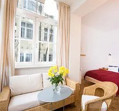 Die Sitzecke im Wintergarten (Erker) liegt in der Nachmittagssone.