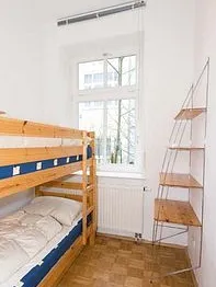 Das kleine Zimmer mit den Etagenbetten ist besonders für   Kinder interessant.