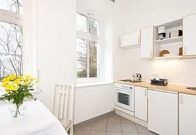 Die Küche mit Herd, Backofen und Kühlschrank macht Sie   unabhängig von Restaurants.