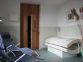 Individuell ausspannen können Sie in unserer Sauna  mit Solarium.