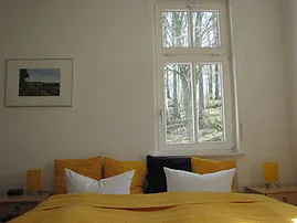 Unser ein Zimmer-Appartement D203 Typ D303 mit Balkon zeigt auch zur Waldseite.