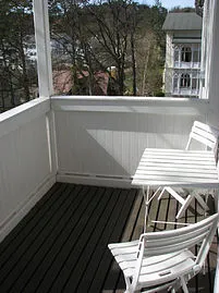 Vom überdachten Balkon können Sie einen erhabenen Blick zur Wilhelmstraße genießen.