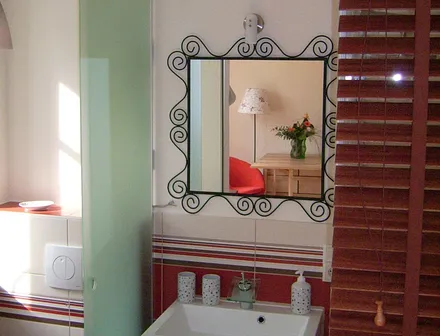 Kleines Bad mit allem, was man benötigt