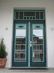 In unserem DÜNENHAUS treffen sich Geschichte   und Moderne. Es liegt in einem Ensemble von alten   Seebädervillen in der Allee zum Strand.