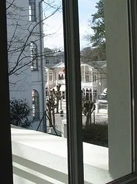 Das Appartement D103 Typ D303 liegt im 1. Stock. Vom Balkon blicken Sie auf die historischen Häuser.