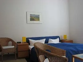 Das Ein-Zimmer-Appartement  D103 Typ D303 liegt seitlich in der 1.  Etage.  Der Balkon, weit über Straßenniveau, erlaubt Blicke in drei Richtungen.