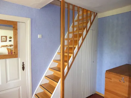 Flur und Treppe, etwas steil.