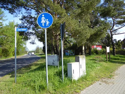 Das Rote Haus am Weg zum Hafen und an der L21 zur Halbinsel Fischland-Darß-Zingst.