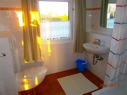 geräumiges Bad mit Waschtisch, WandWC und Dusche