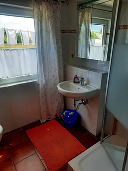 geräumiges Bad mit Waschtisch, WandWC und Dusche