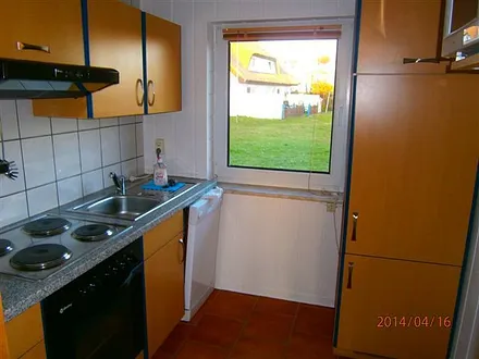 Sep. Küche mit 4 Plattenherd,Backofen, Mikrowelle,Toaster,Kaffeemaschine,Abzugshaube und Kühlschrank mit 3Sterne Gefrierfach