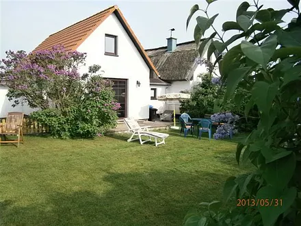 Westansicht mit Gartenmöbel