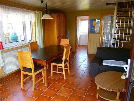 Grosser Wohnbereich mit Esstisch und gemütlicher Eckcouch