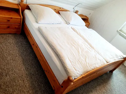 Doppelbett Schlafzimmer 1