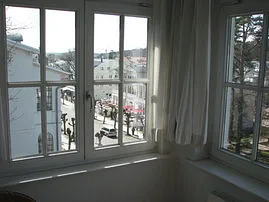 Vom Wintergarten der D202 Typ D302 blicken Sie auf die historischen Villen der Wilhelmstraße