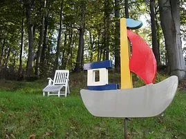 Der Garten unseres DÜNENHAUS lädt zum Ausruhen ein. Er liegt direkt an einem alten Buchenwald. Auch zur Straßenseite gibt es mehrere Sitzecken.