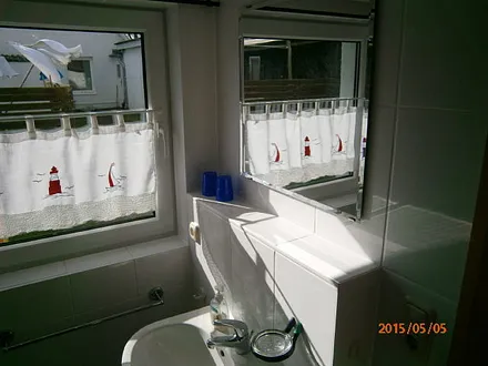 Grosses Fenster im Bad,Lichtdurchflutet und grosse Ablage über dem Waschtisch