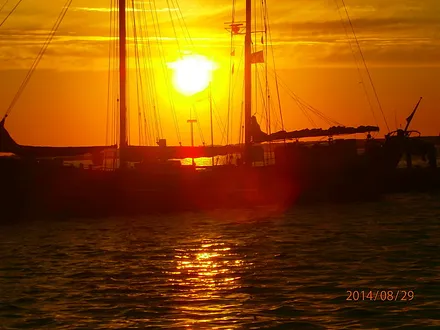 Sonnenaufgang am Hafen