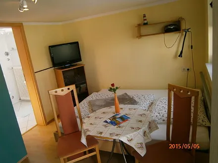 Bett ´1,60m x 2,00m ,CD-Radio auf dem Regal ,Flachbild TV mit DVD -Player