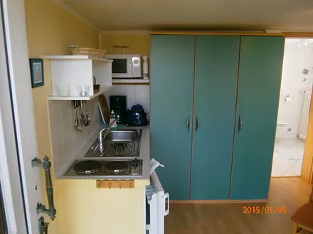 Geräümiger Schrank aufgeteilt in Geschirr-,und Kleiderschrank