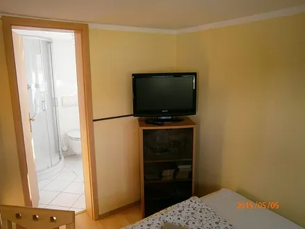 Vitrienenschrank mit Gläsern,Büchern und einiegen DVD`s,Sie können gerne bei uns noch weitere Bücher u. DVD`s ausleihen