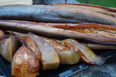 Auf Wunsch: frischer Räucherfisch!