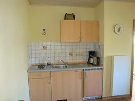 Die Küchenzeile mit Kaffeemaschine, Toaster und Wasserkocher.