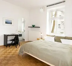 Im Hauptraum finden Sie auch einen Schreibtisch. DSL-  Internet ist möglich. 