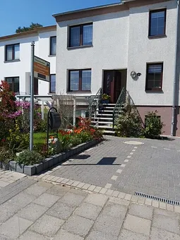 Hausansicht mit PKW-Stellfläche