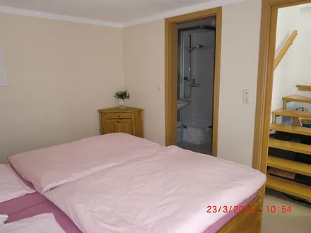 Schlafzimmer mit Dusche u. WC