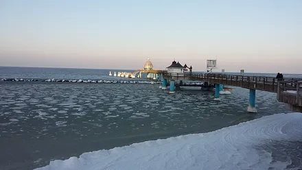 Die Ostsee mit Seebrücke im Winter