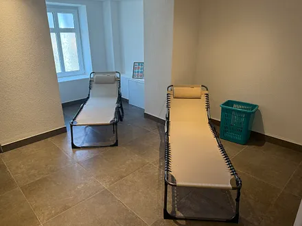 neue Liegen in der Gemeinschaftssauna